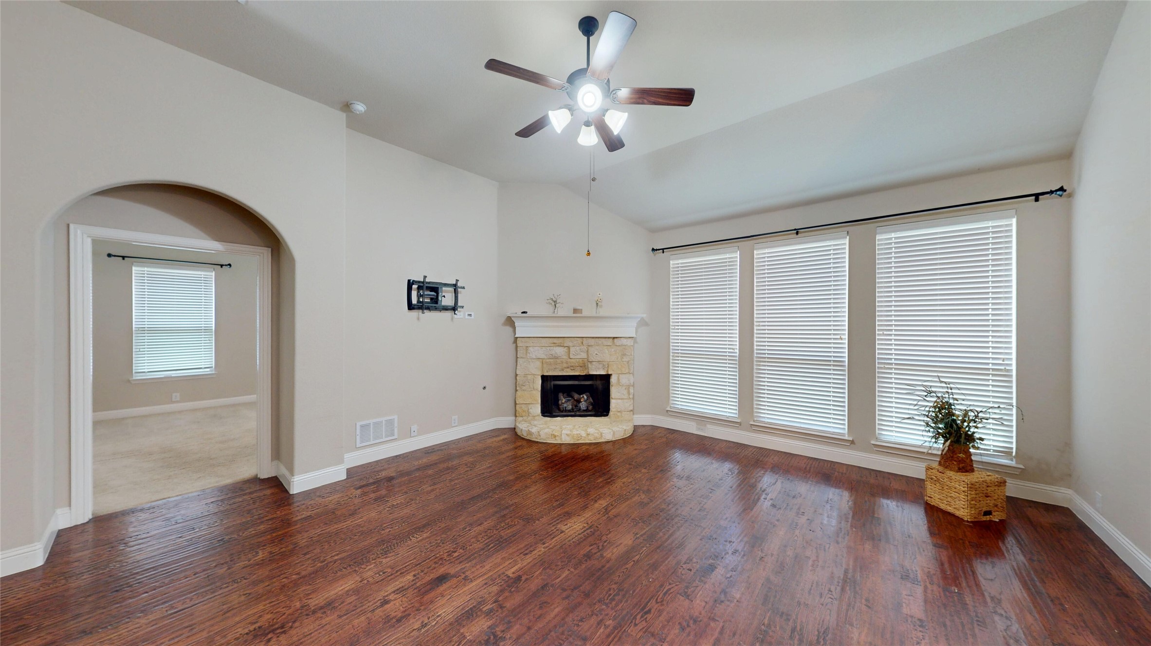 952 Tara Drive Burleson TX 76028