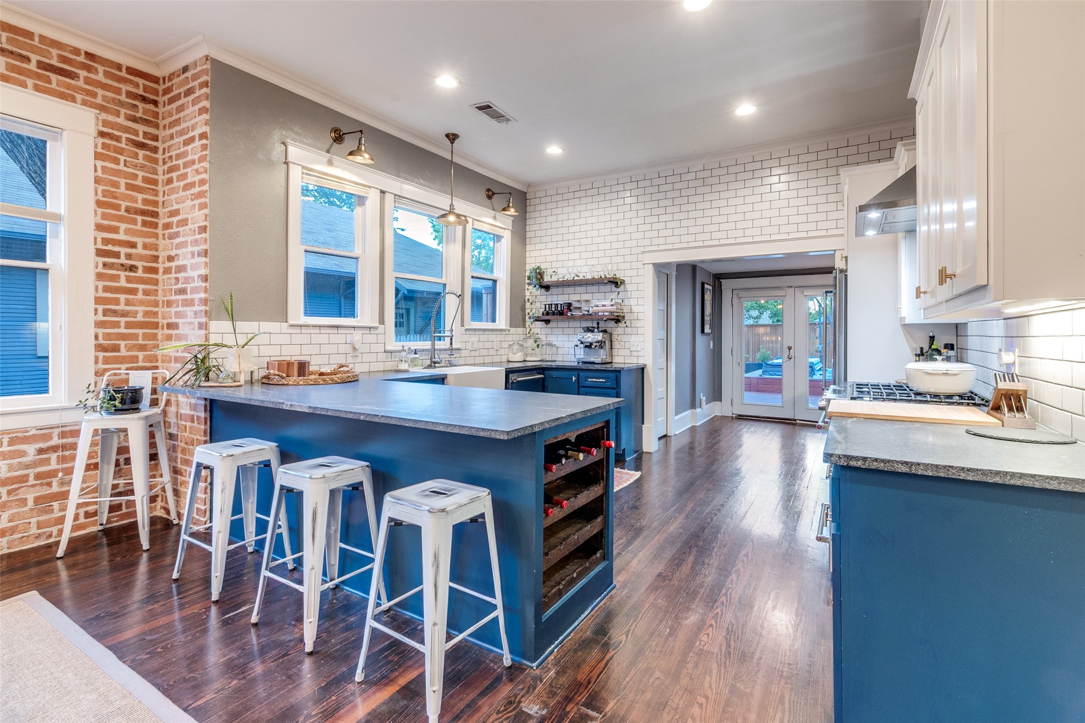 340 S Edgefield Avenue Dallas TX 75208