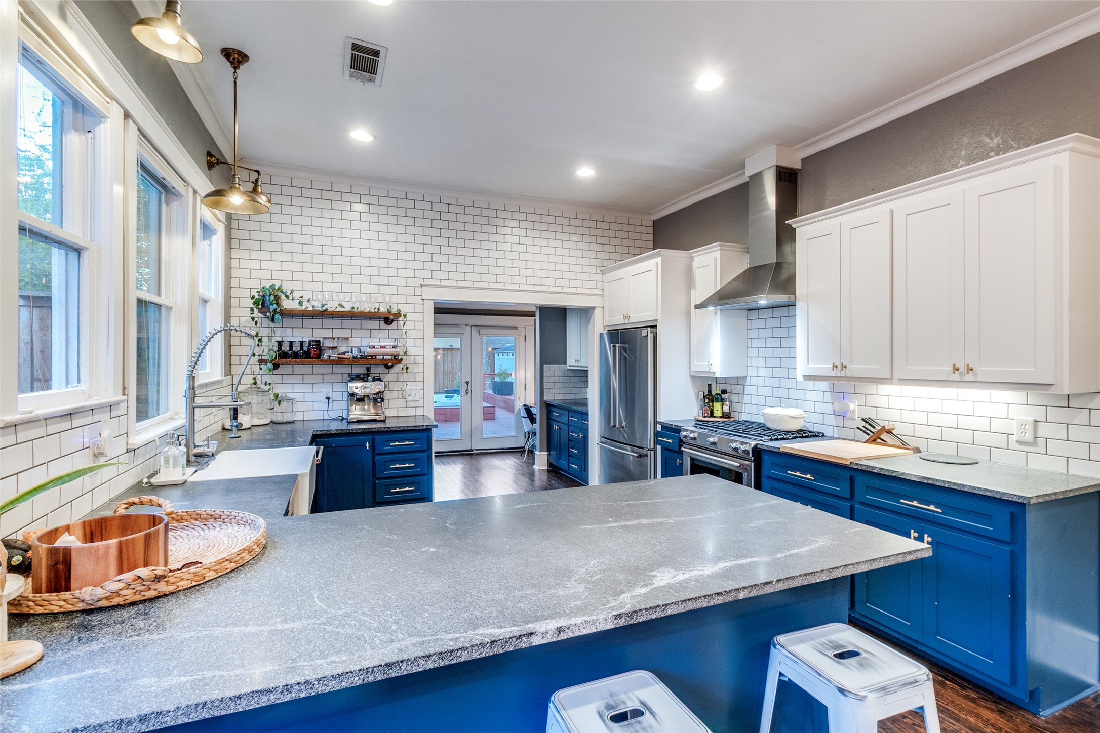 340 S Edgefield Avenue Dallas TX 75208