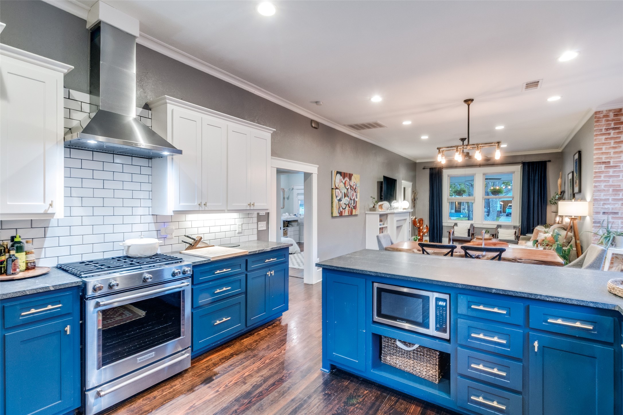 340 S Edgefield Avenue Dallas TX 75208