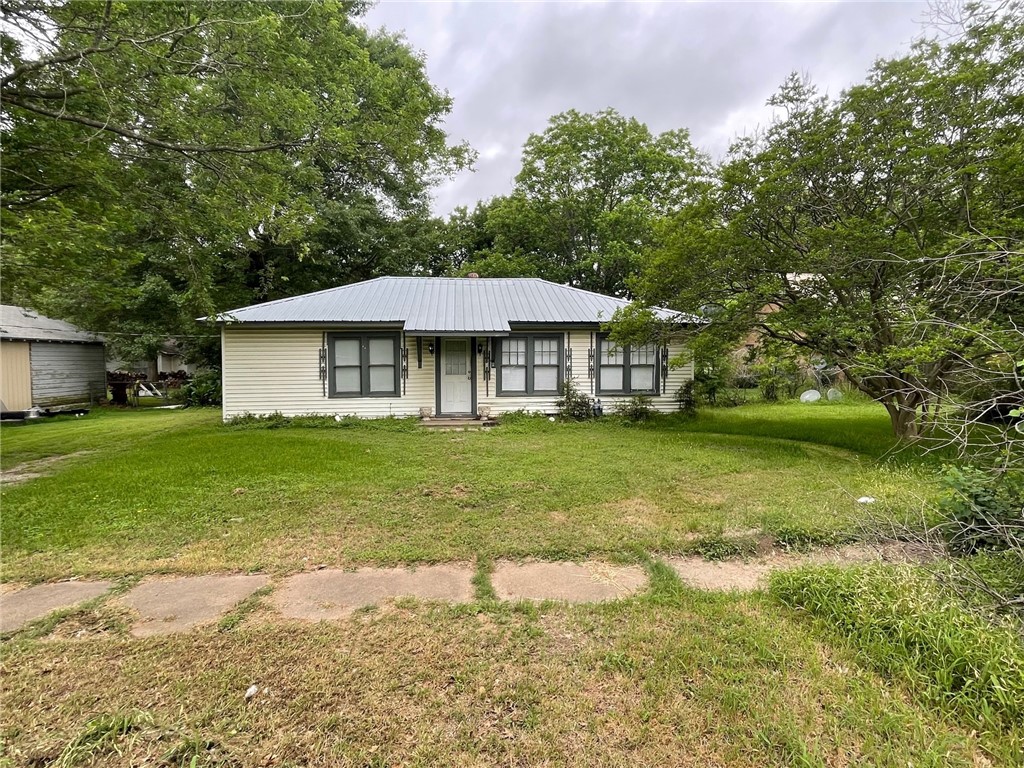 403 N 5th Street Wortham TX 76693