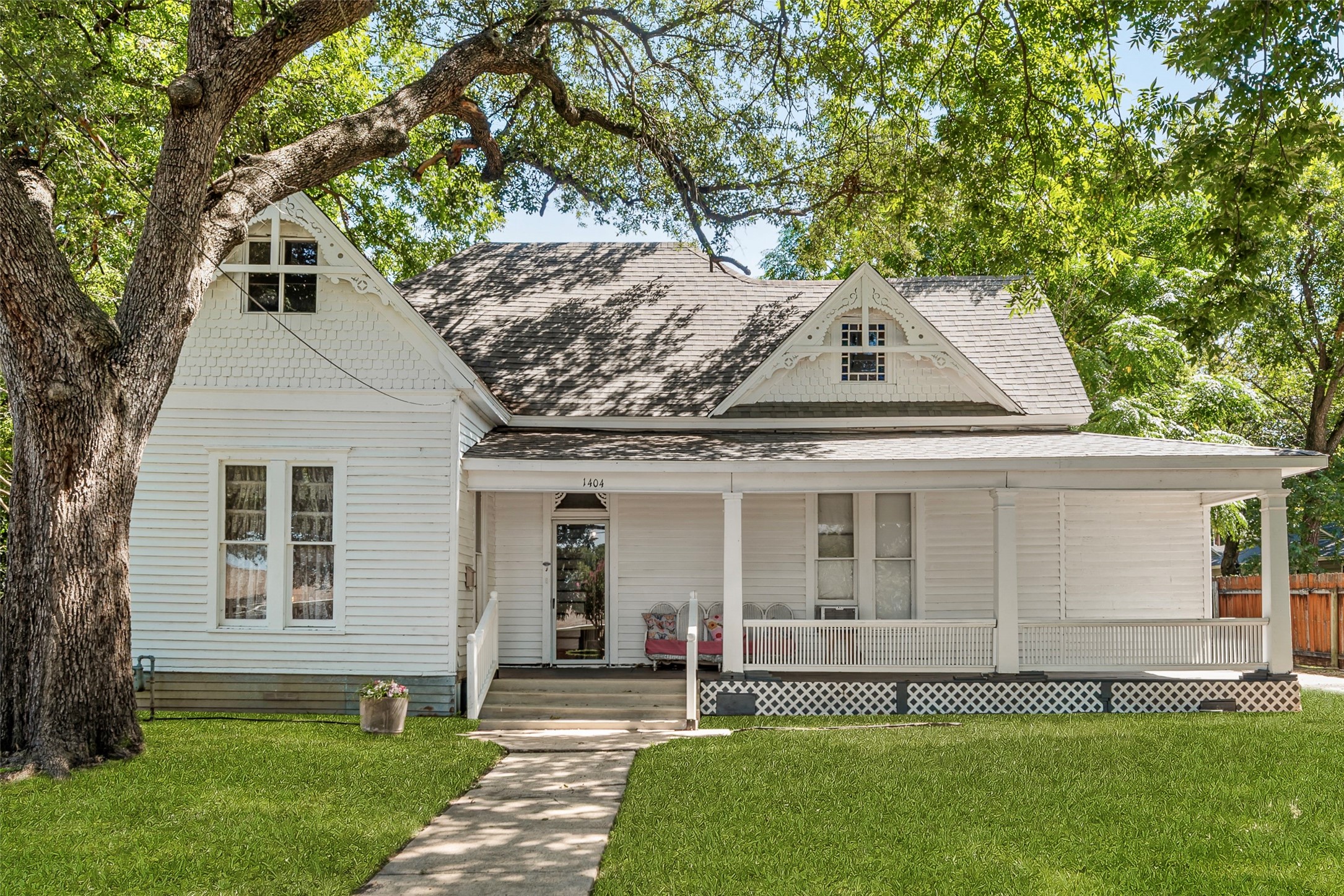 1404 W Main Street Waxahachie TX 75165
