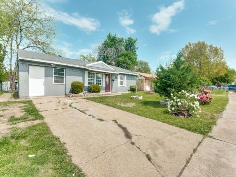 126 E Cober Drive Grand Prairie TX 75051