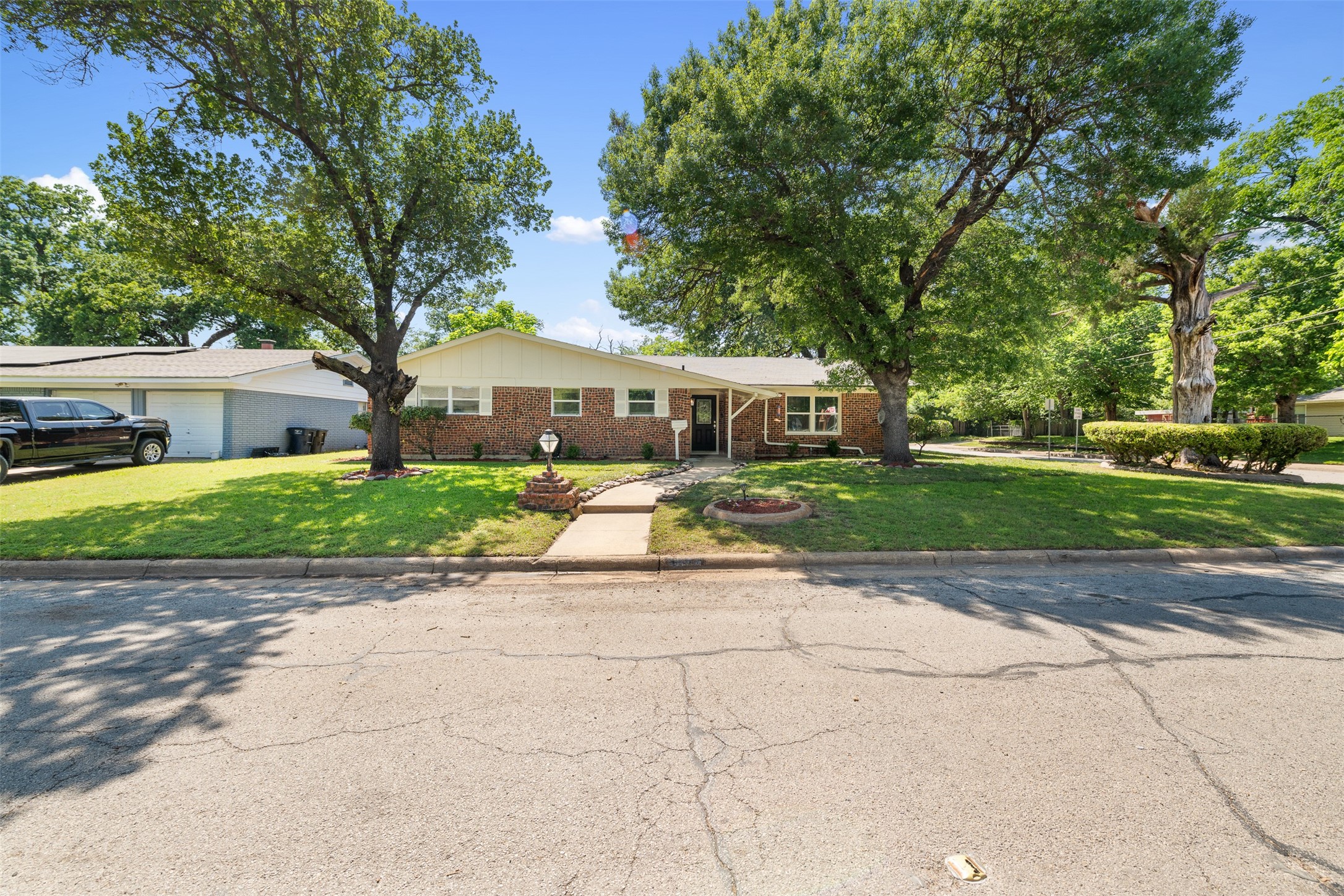 2133 Williams Place Fort Worth TX 76111