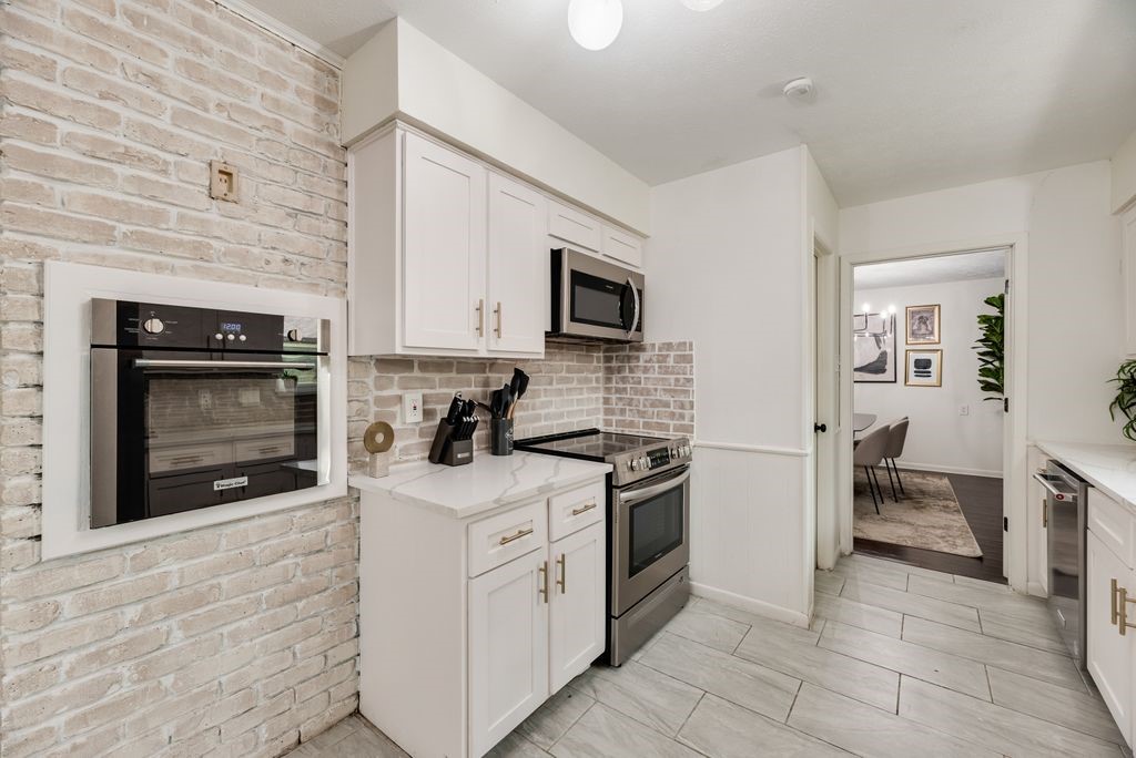 1906 Surrey Circle Grand Prairie TX 75050