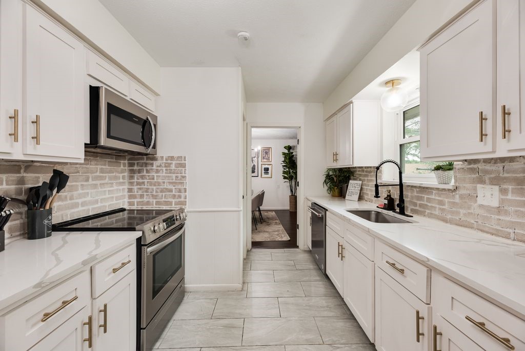 1906 Surrey Circle Grand Prairie TX 75050