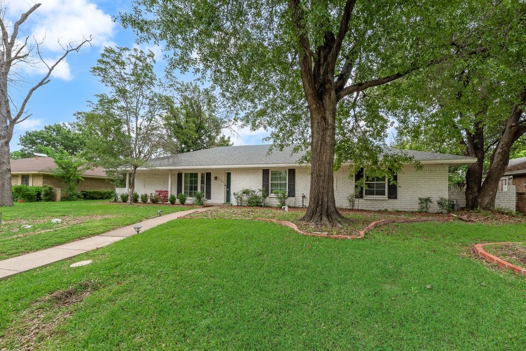 1906 Surrey Circle Grand Prairie TX 75050