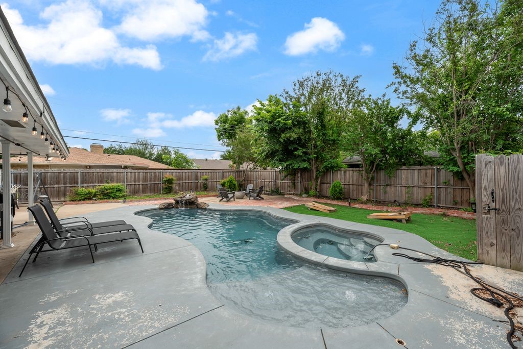 1906 Surrey Circle Grand Prairie TX 75050
