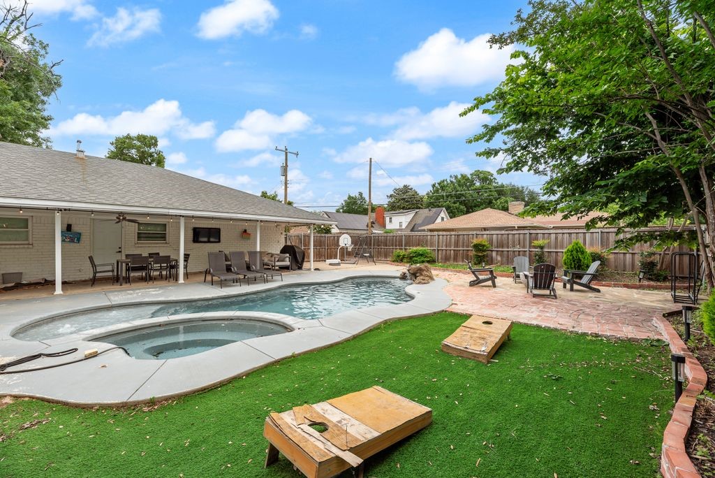 1906 Surrey Circle Grand Prairie TX 75050