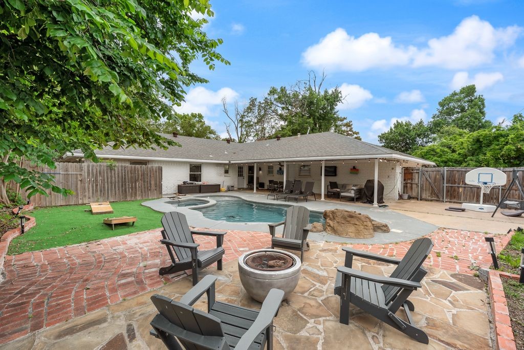 1906 Surrey Circle Grand Prairie TX 75050
