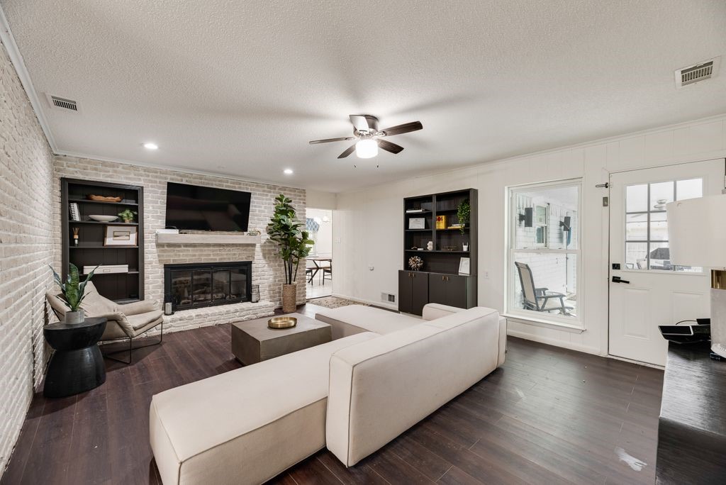 1906 Surrey Circle Grand Prairie TX 75050