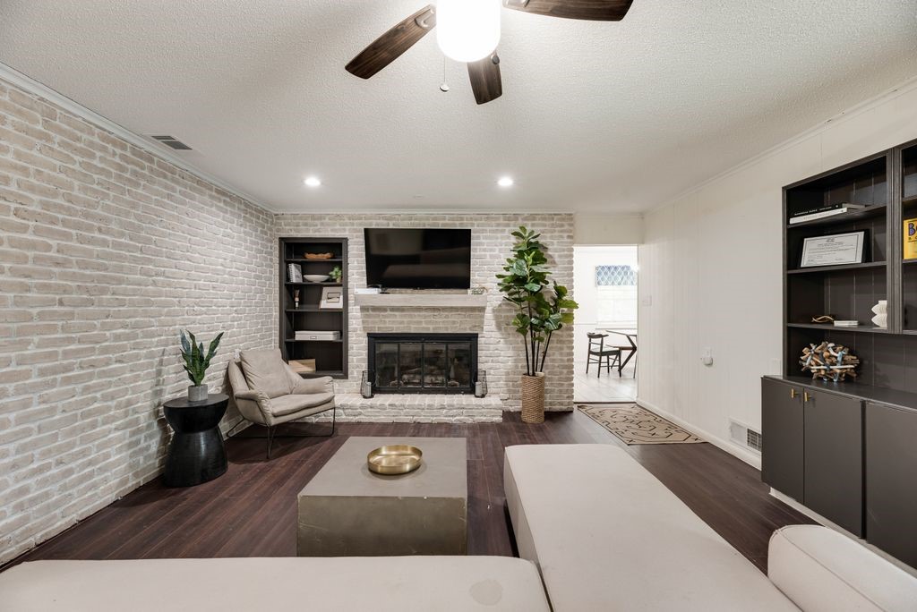 1906 Surrey Circle Grand Prairie TX 75050
