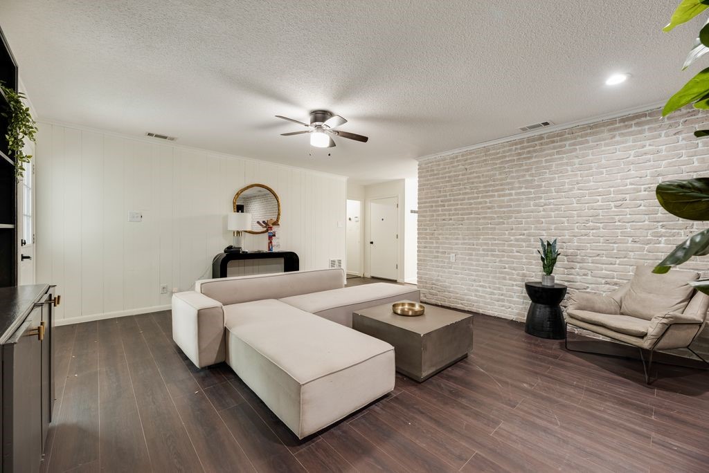 1906 Surrey Circle Grand Prairie TX 75050
