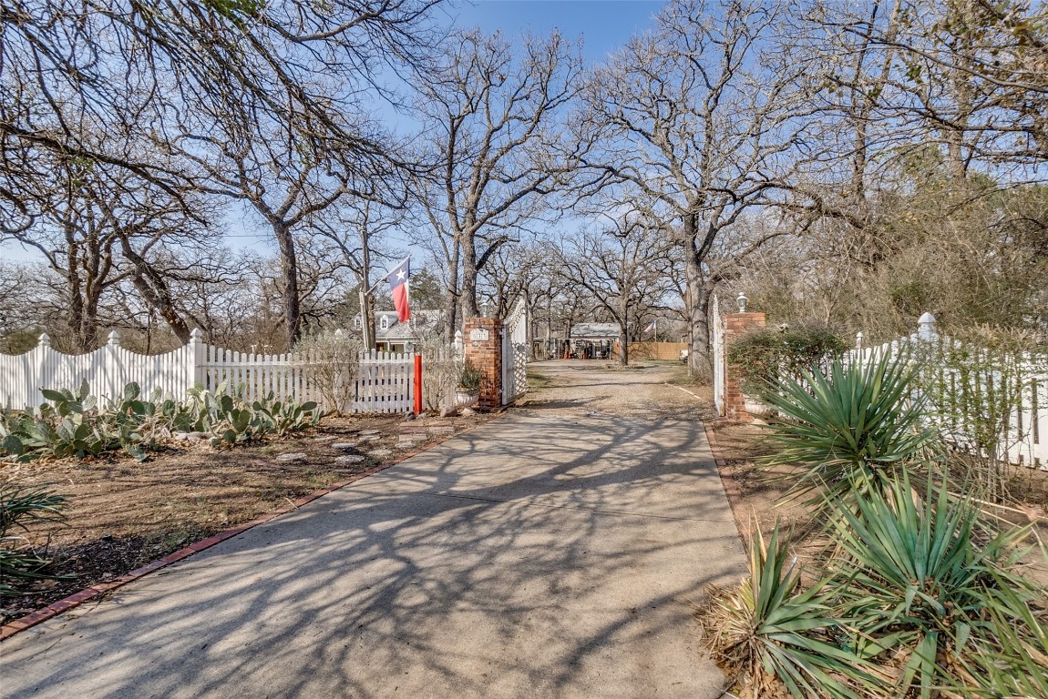 833 Balleywood Road Irving TX 75060
