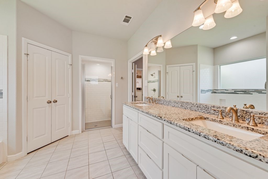 5420 Meandering Road River Oaks TX 76114