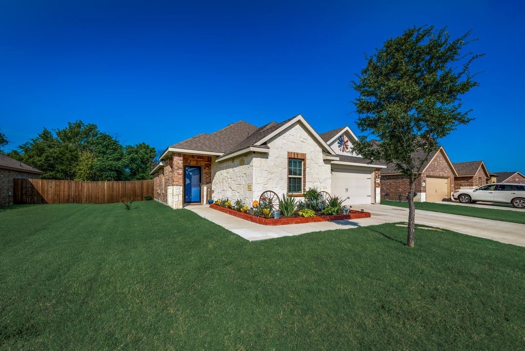 1522 Woodlake Drive Waxahachie TX 75165