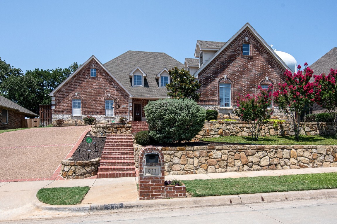 933 Crestview Drive Bedford TX 76021