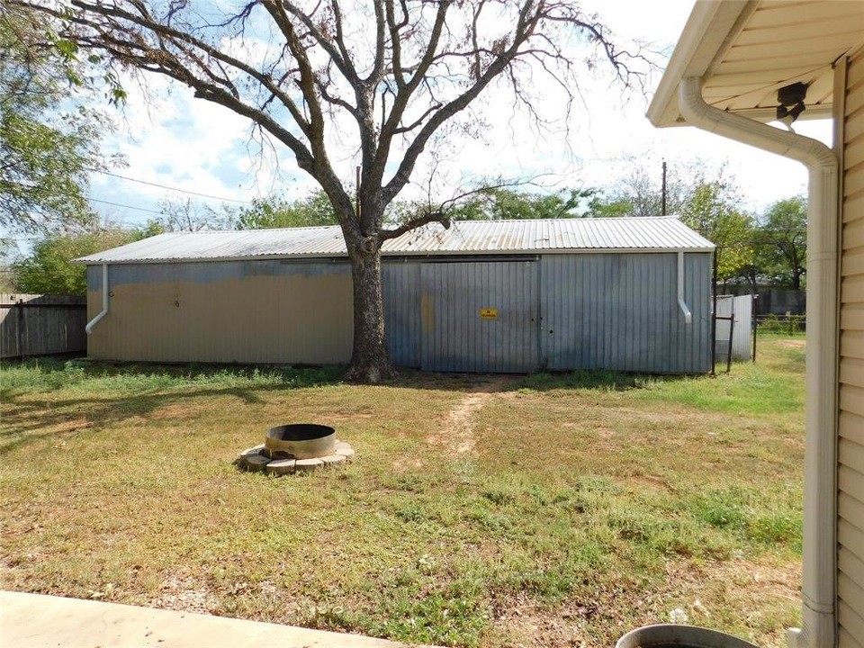 135 Summitt Avenue Graham TX 76450