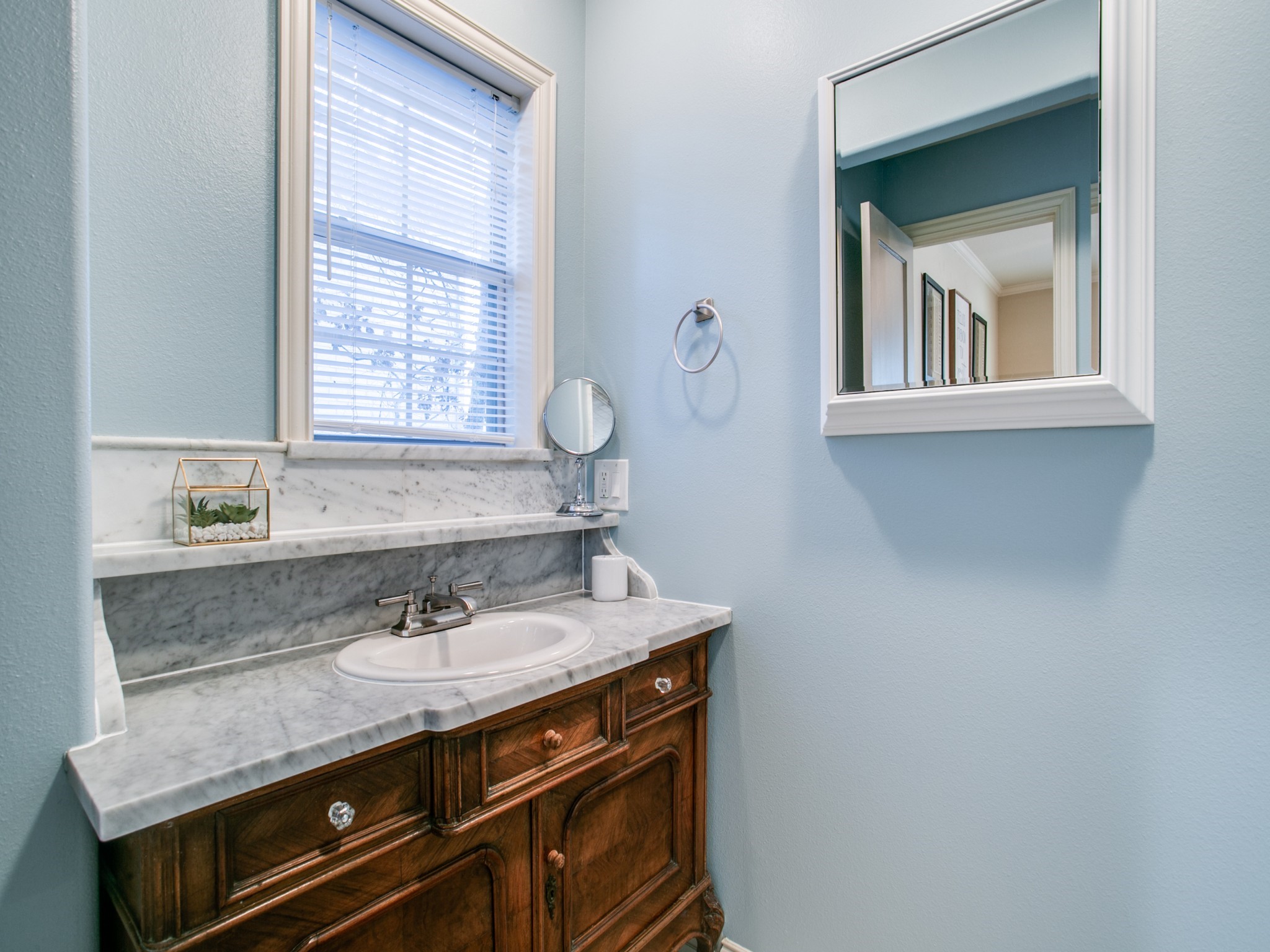 610 E Texas Street Grapevine TX 76051