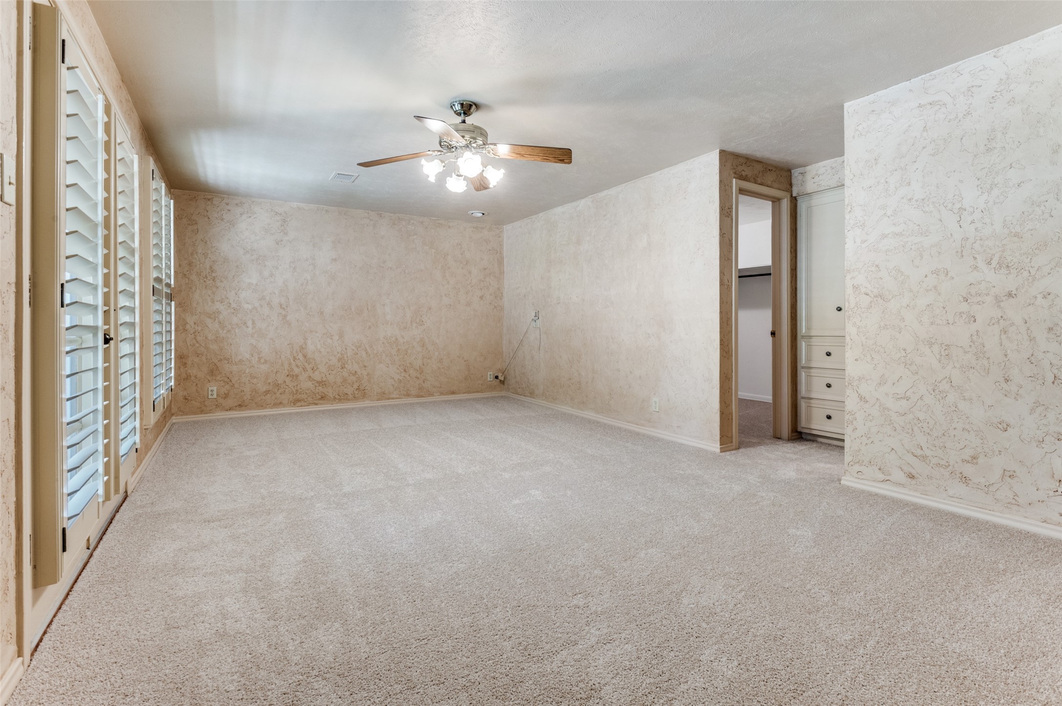 905 Live Oak Lane Arlington TX 76012