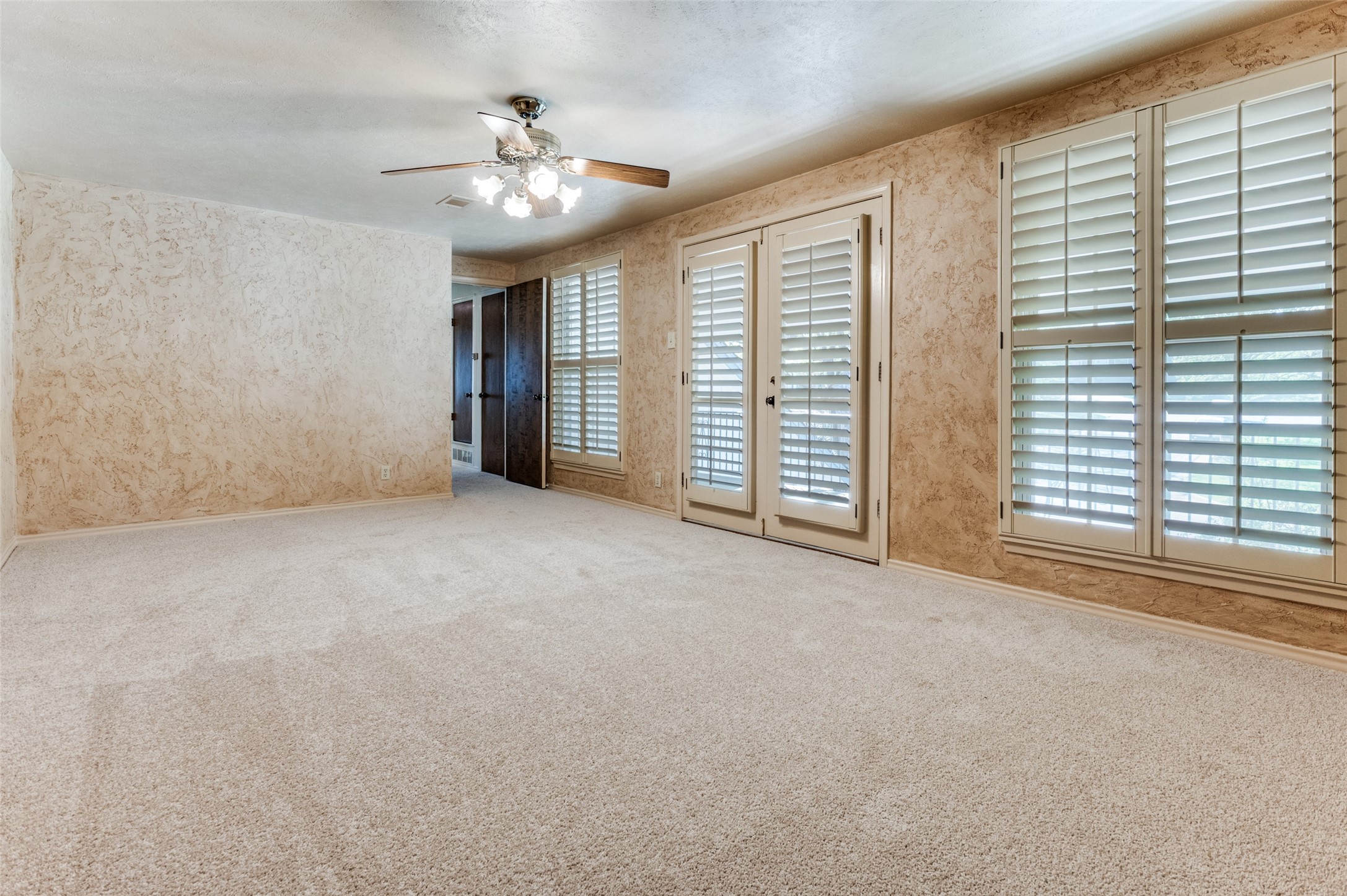 905 Live Oak Lane Arlington TX 76012