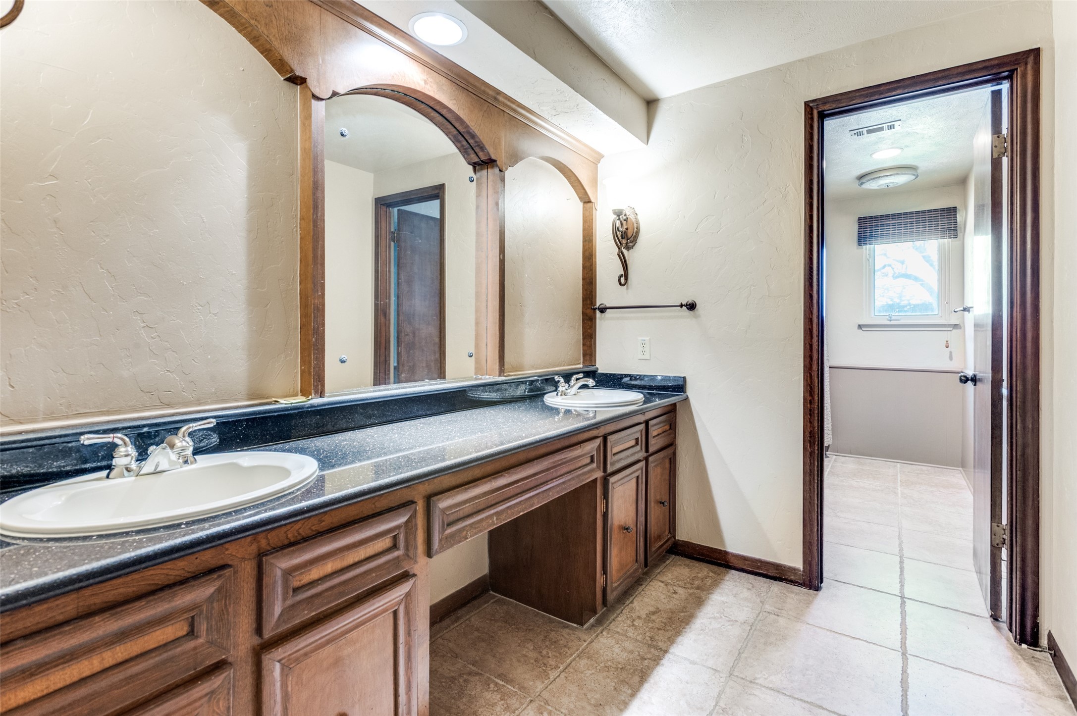 905 Live Oak Lane Arlington TX 76012