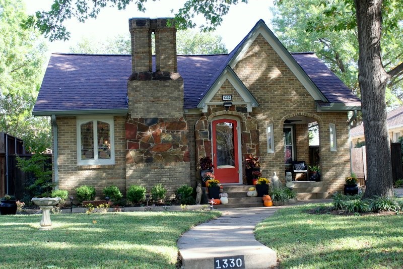 1330 S Montreal Avenue Dallas TX 75208