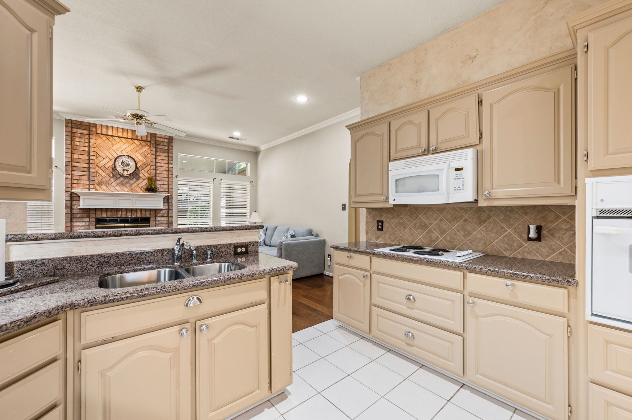 2732 Crystal Glenn Circle Hurst TX 76054