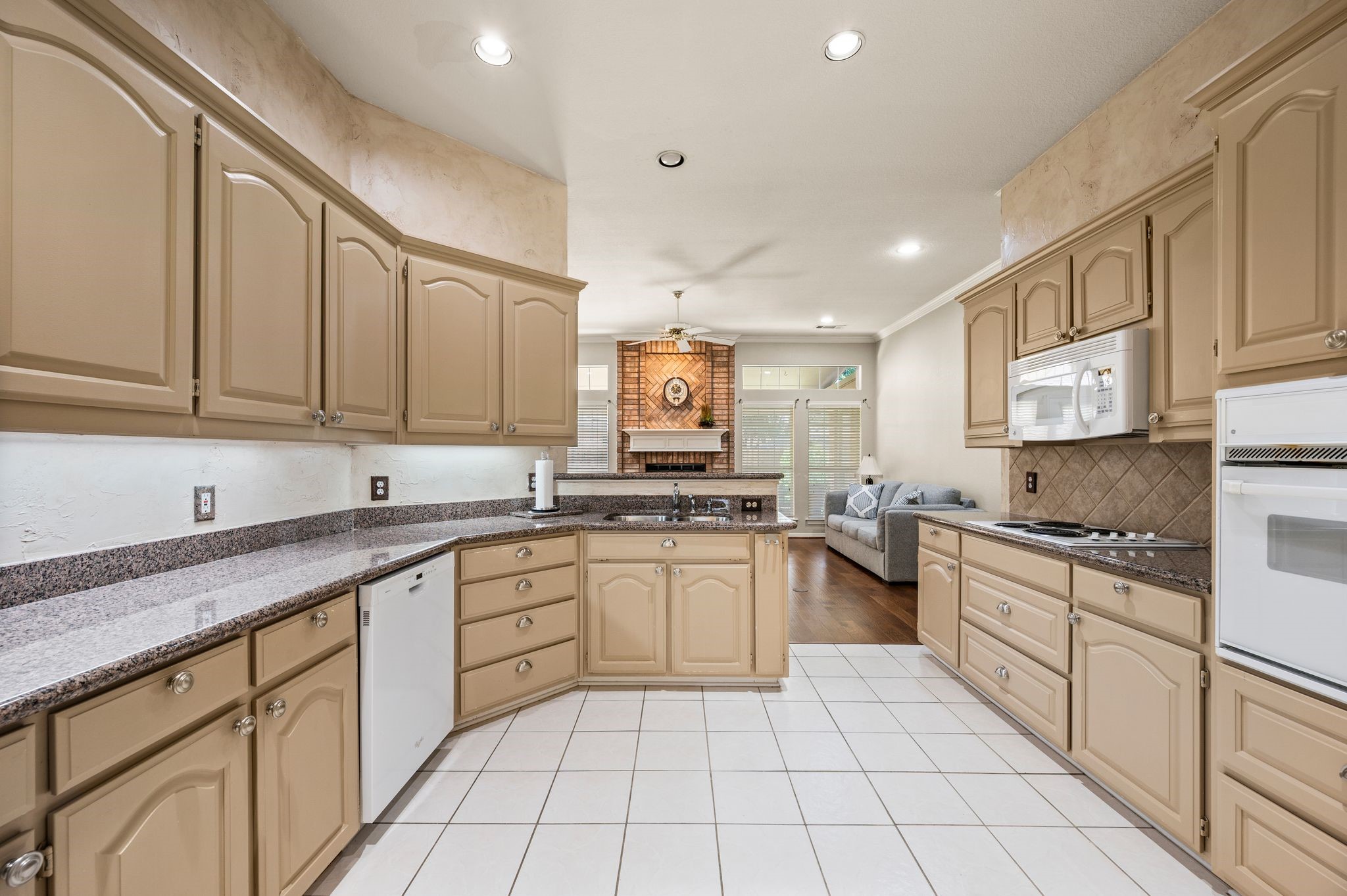 2732 Crystal Glenn Circle Hurst TX 76054