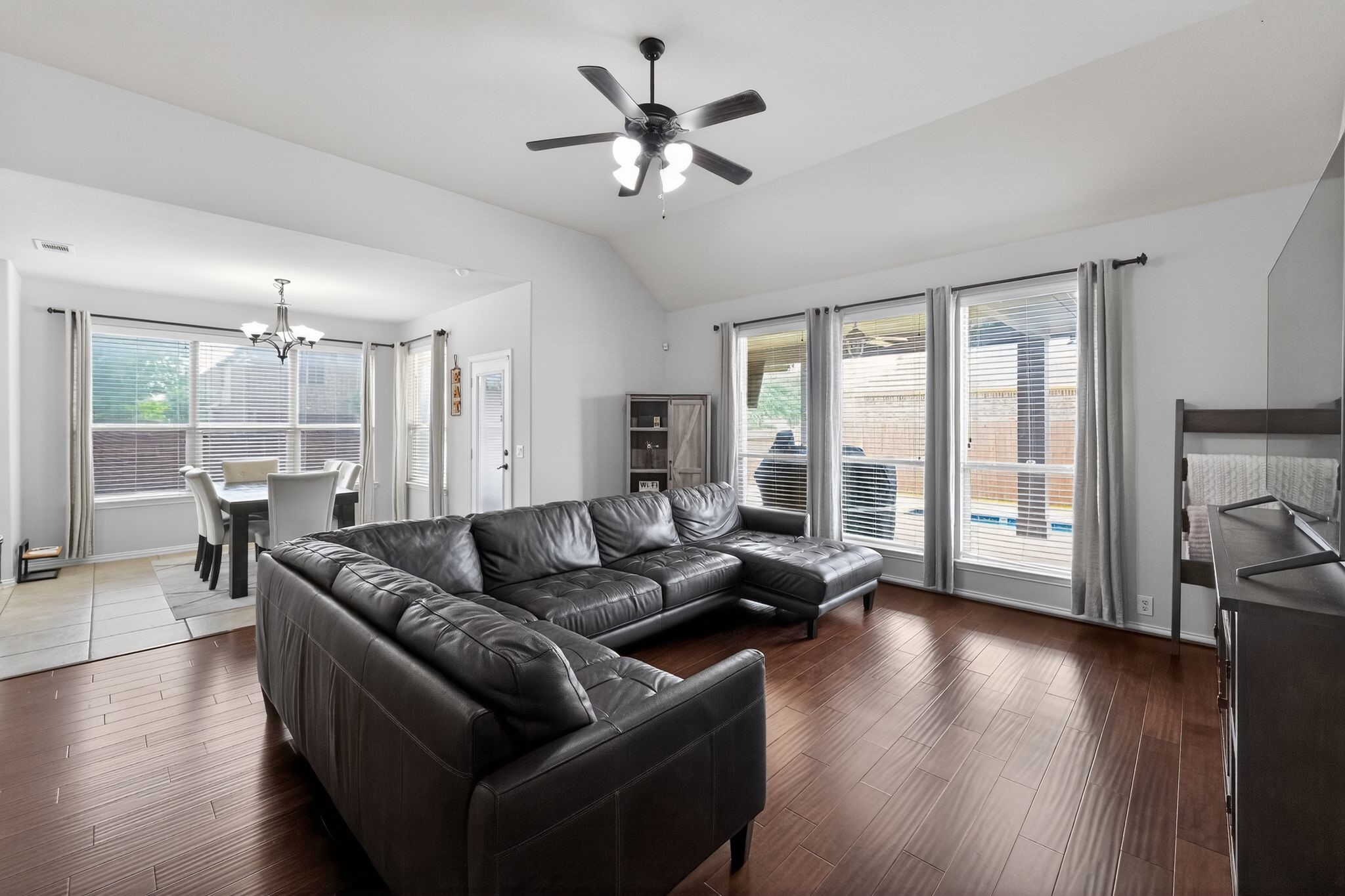 2760 Explorador Grand Prairie TX 75054