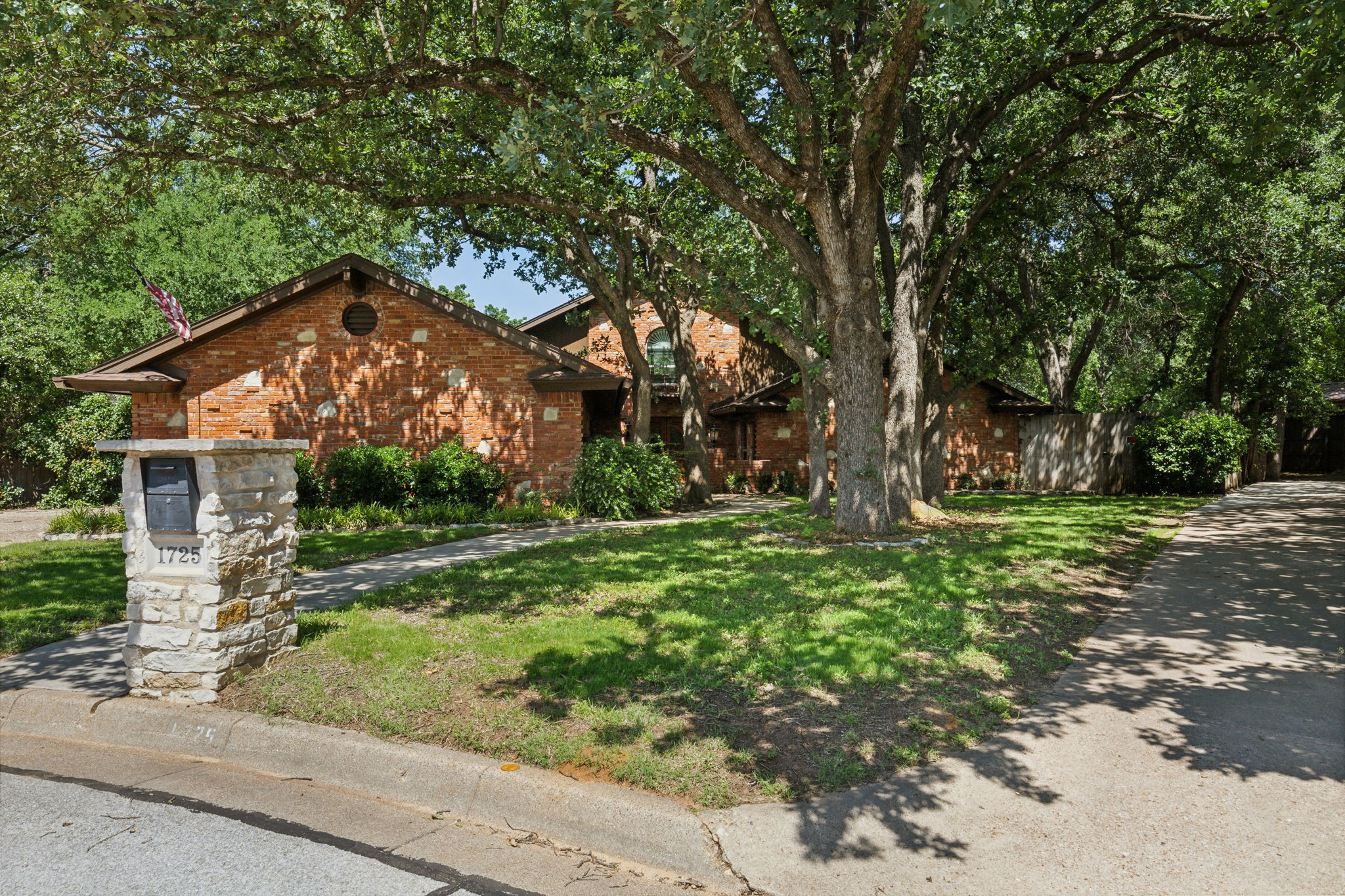 1725 Preston Hollow Court Arlington TX 76012