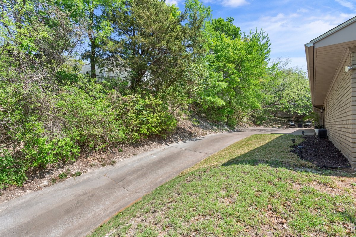 1033 Wedgewood Drive Woodway TX 76712