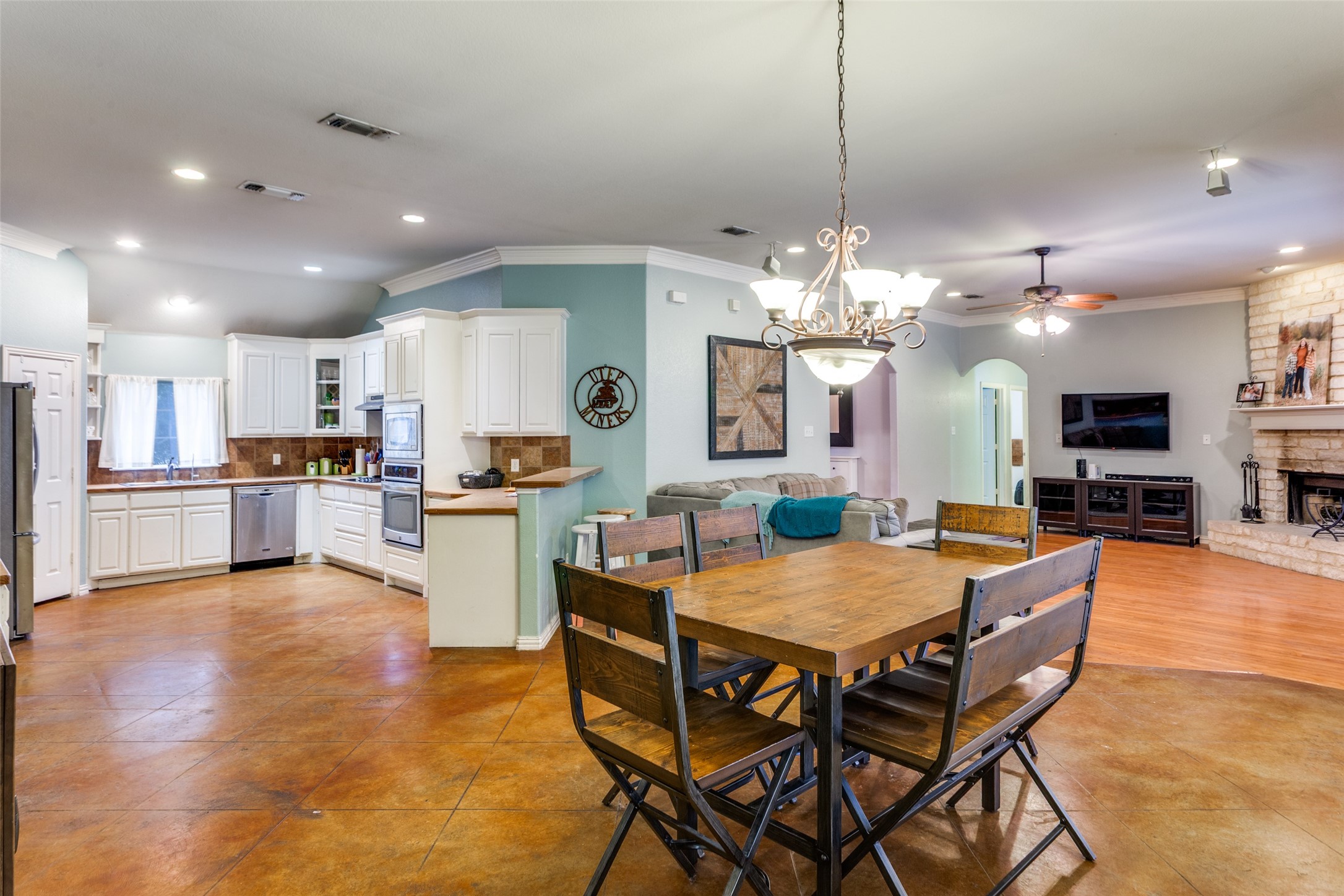 217 Woodbine Drive Burleson TX 76028
