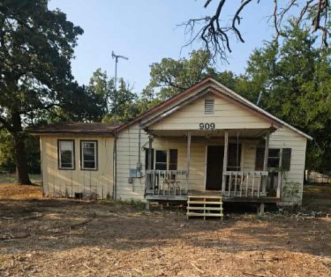 909 E Sears Street Denison TX 75021