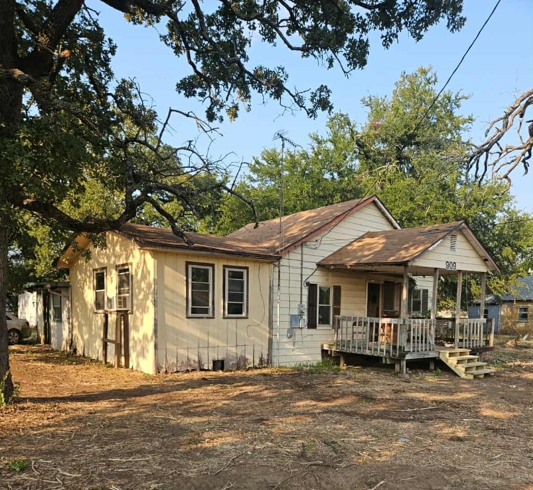 909 E Sears Street Denison TX 75021