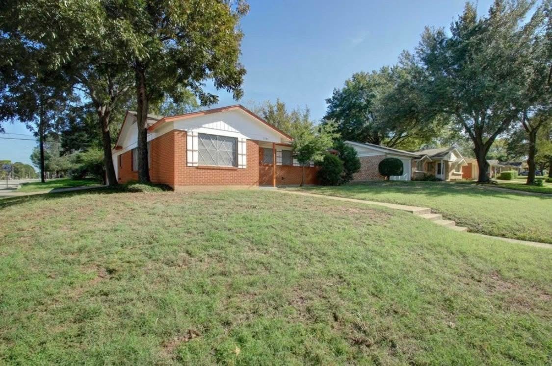 1701 Warren Lane Fort Worth TX 76112