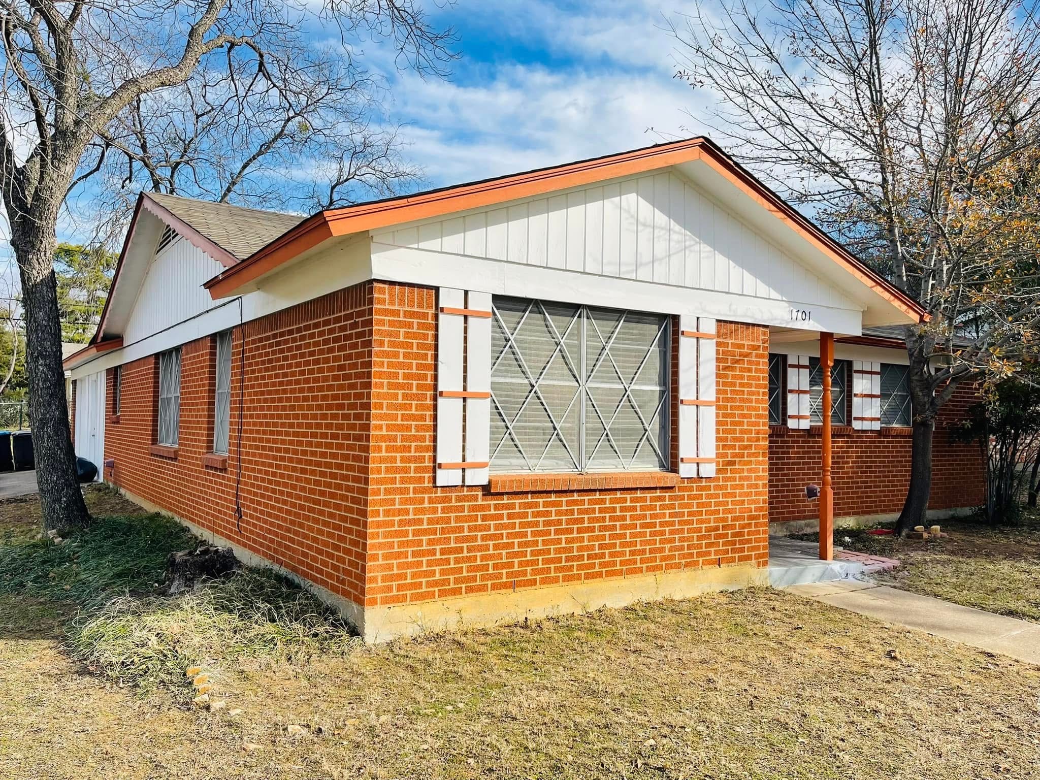 1701 Warren Lane Fort Worth TX 76112