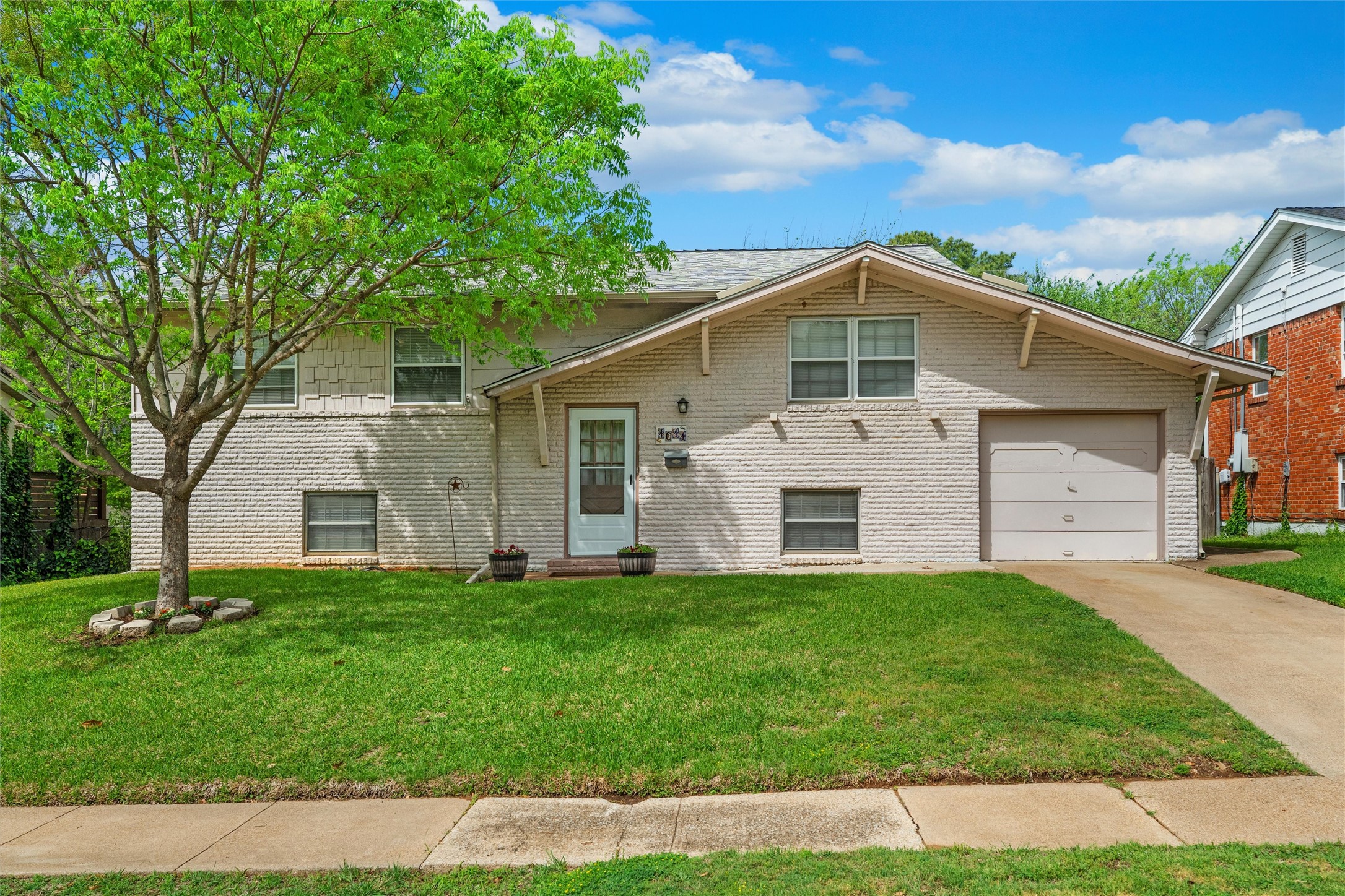 1011 S Delaware Street Irving TX 75060