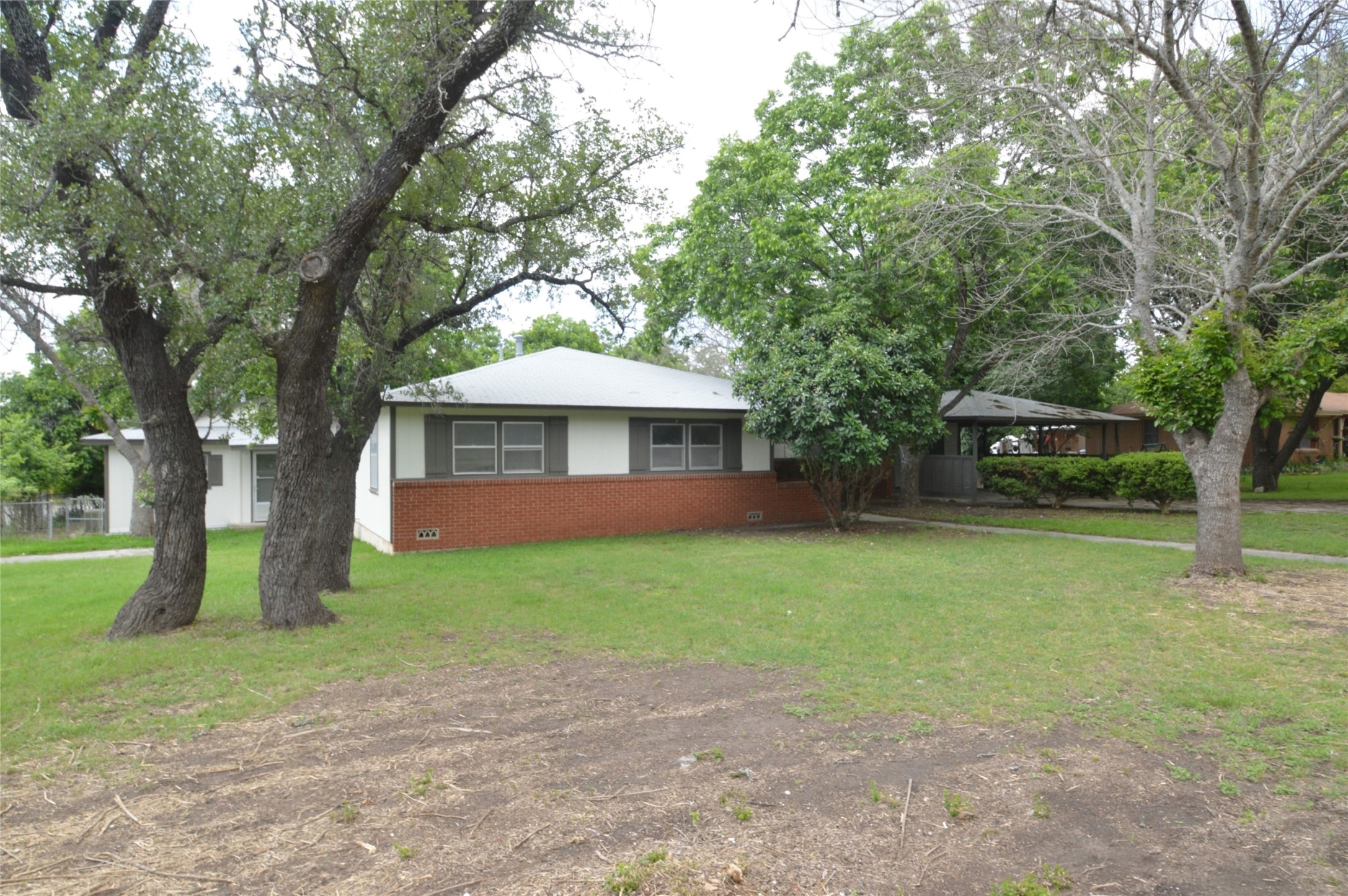 1402 W 1st Street Lampasas TX 76550