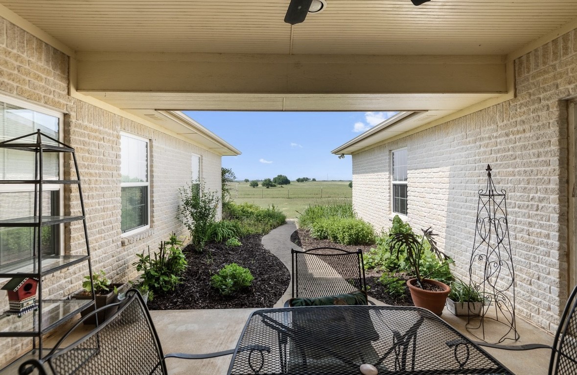 1211 W Fm 922 Valley View TX 76272