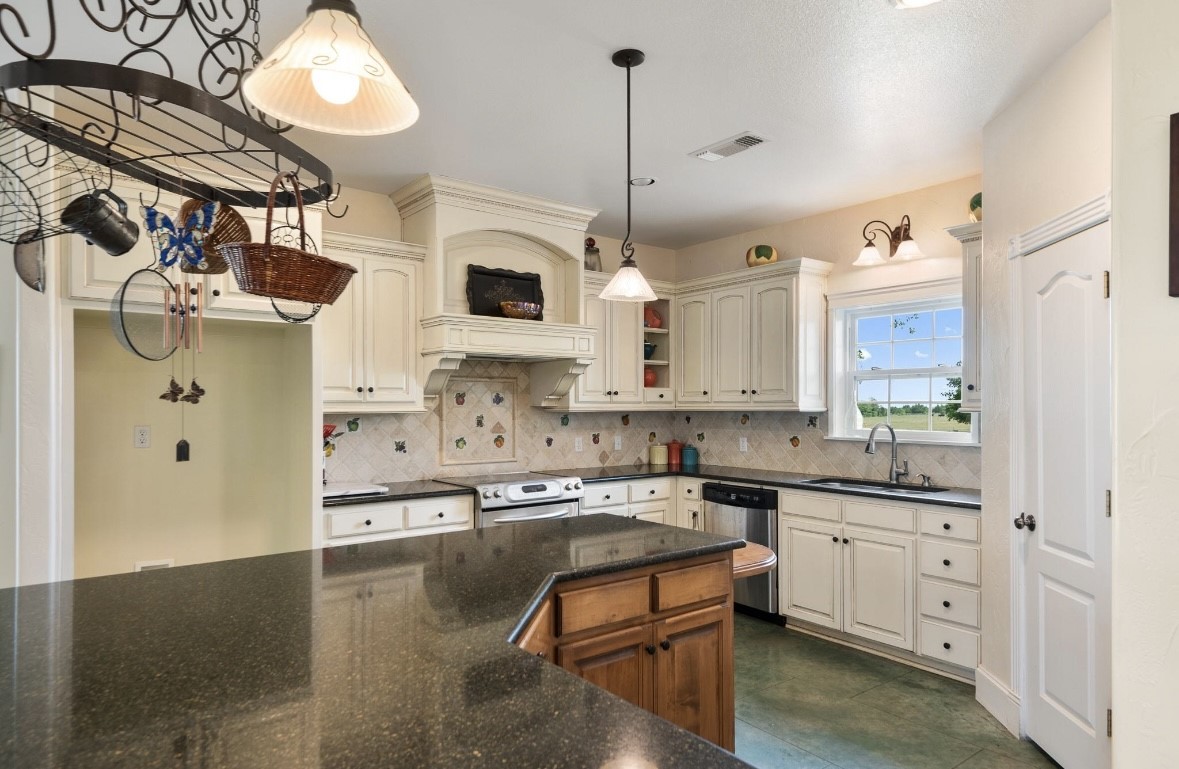 1211 W Fm 922 Valley View TX 76272