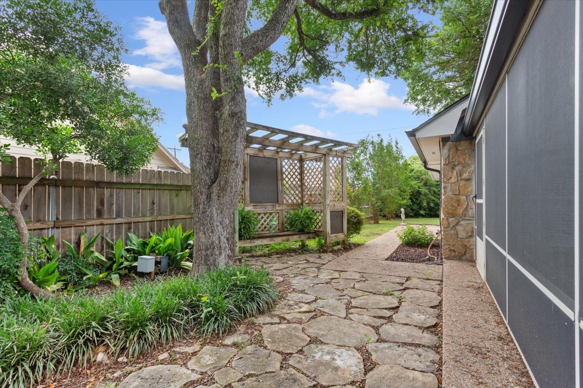 9519 Oak Springs Drive Woodway TX 76712