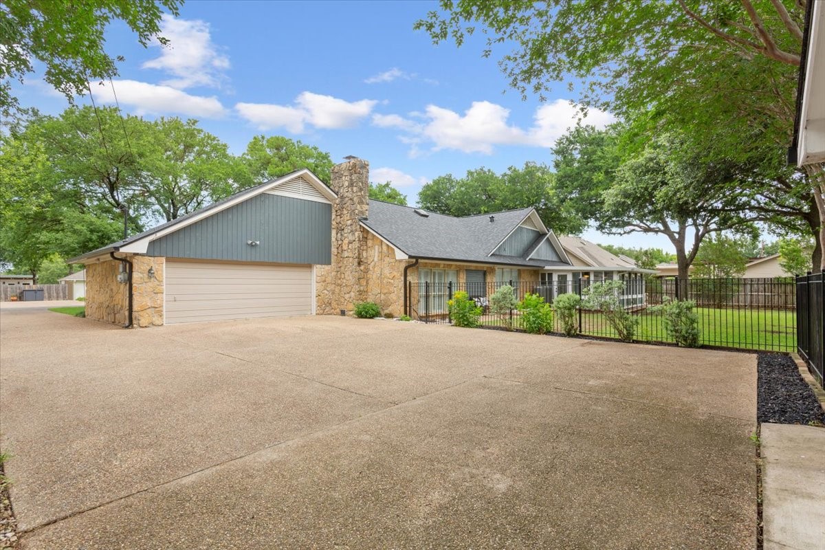 9519 Oak Springs Drive Woodway TX 76712