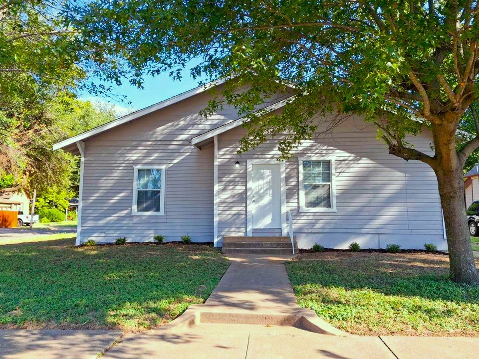 220 W Wardville Street Cleburne TX 76033