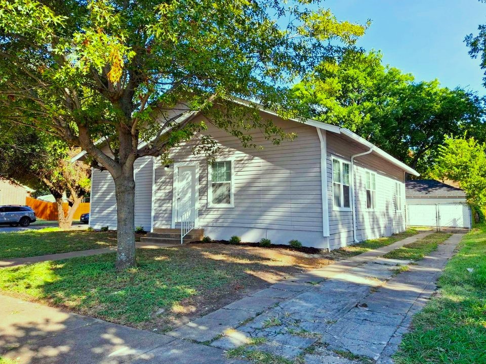 220 W Wardville Street Cleburne TX 76033