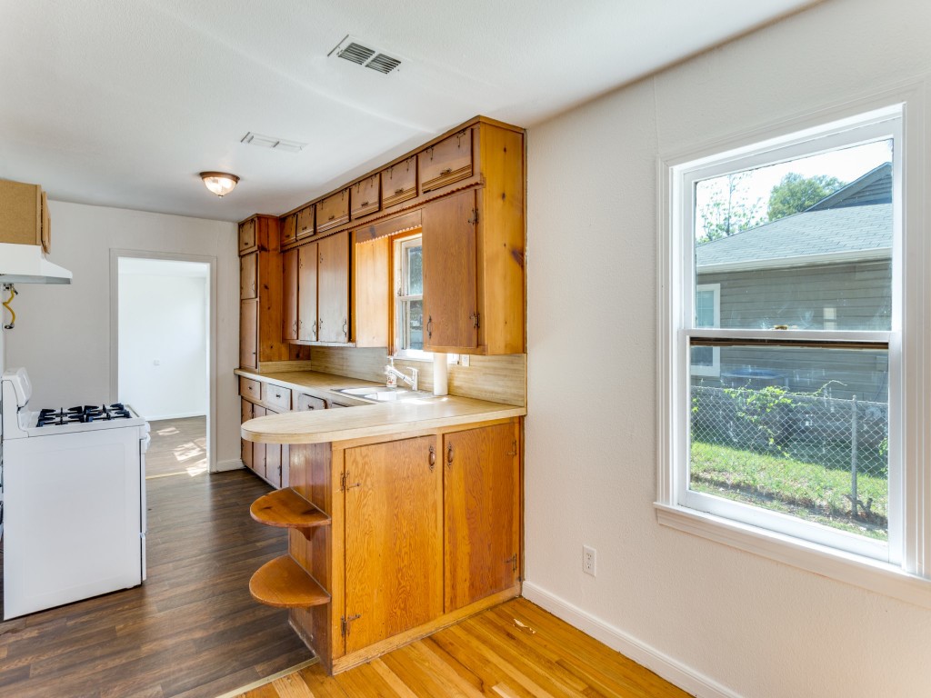 5433 Thomas Lane River Oaks TX 76114