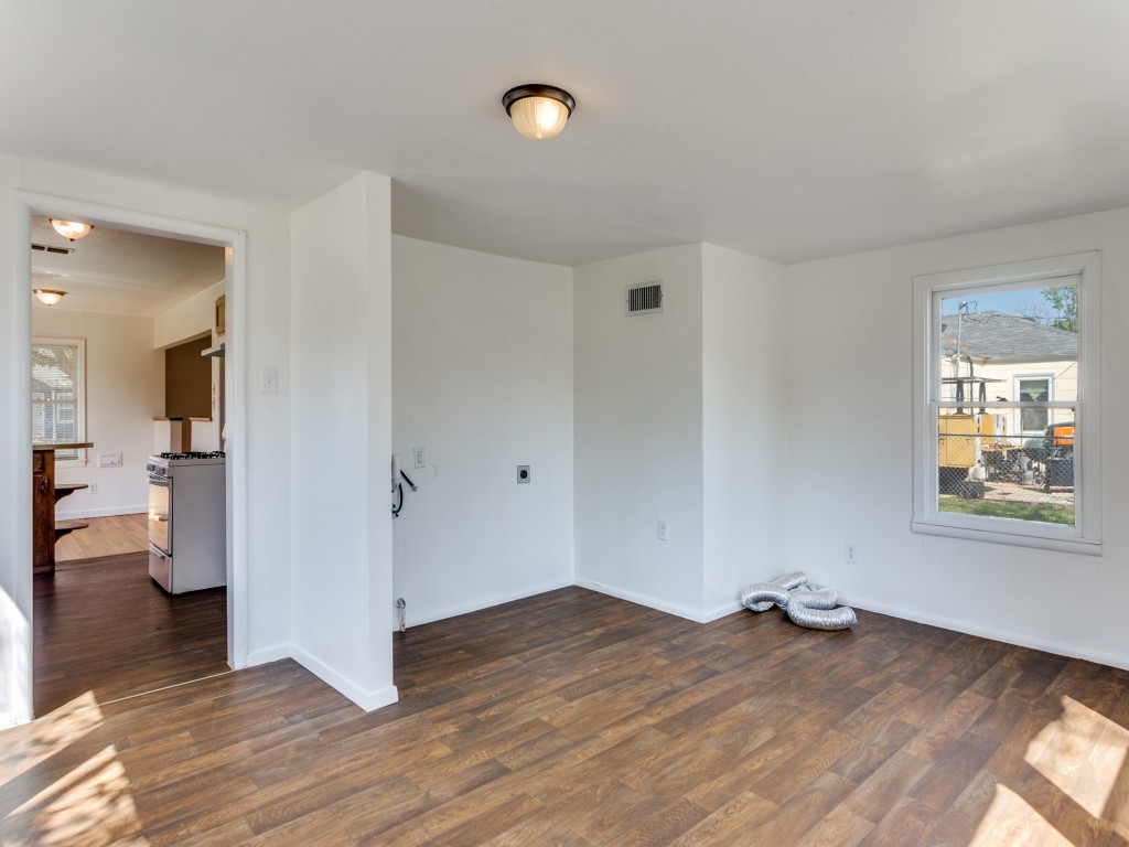 5433 Thomas Lane River Oaks TX 76114