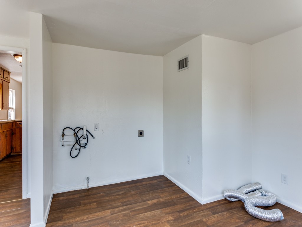 5433 Thomas Lane River Oaks TX 76114