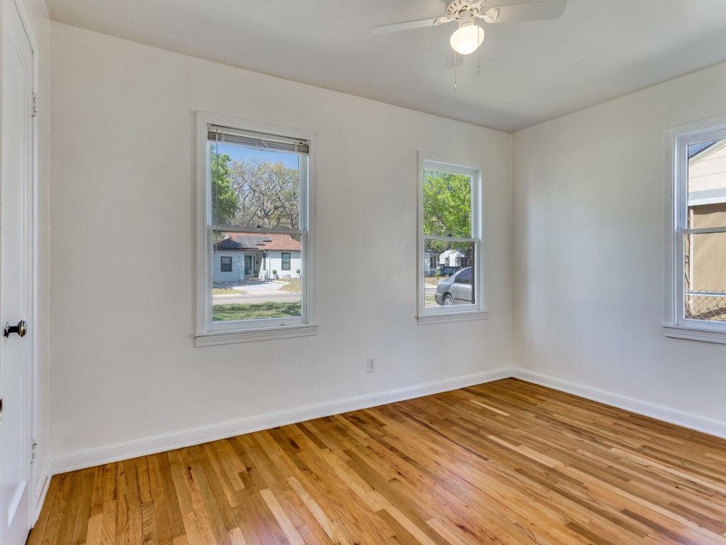 5433 Thomas Lane River Oaks TX 76114