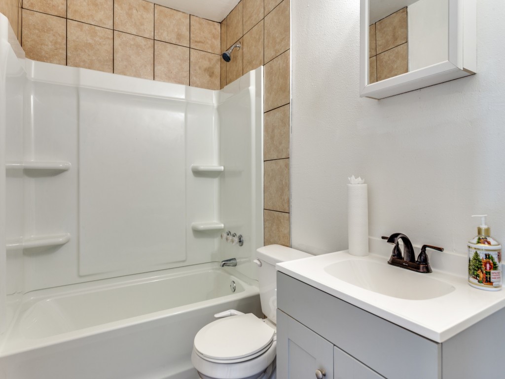 5433 Thomas Lane River Oaks TX 76114